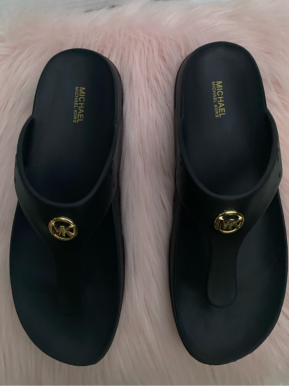 Michael Kors Lilie Jelly Sandals
Black Thongs / Gold Size 11